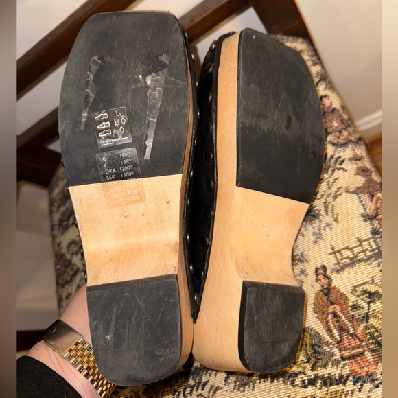 COS Black clogs with wood sole - Picture 15 of 16